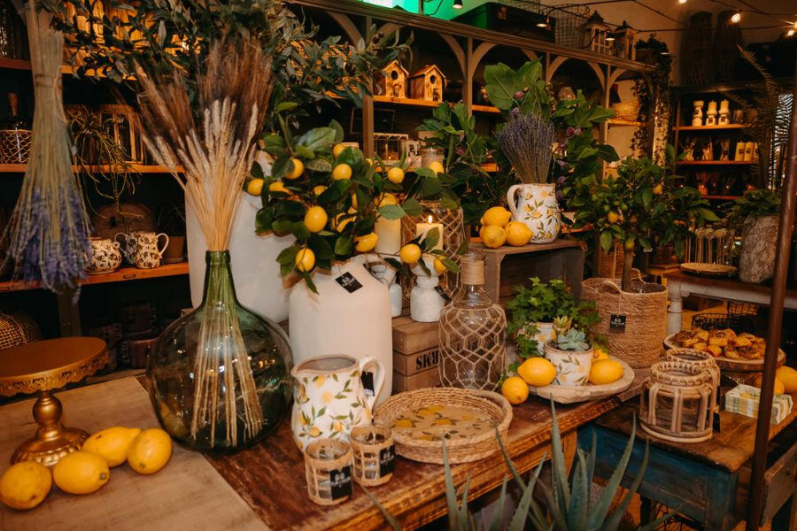 Mesa limones Mesa con arreglos botánicos y limones. Flor de Sauco. Floristería Ponferrada