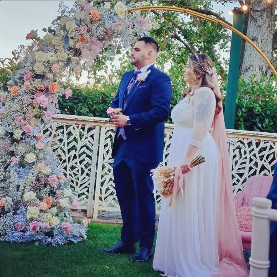 Pareja de novios Arco de flores y pareja de novios